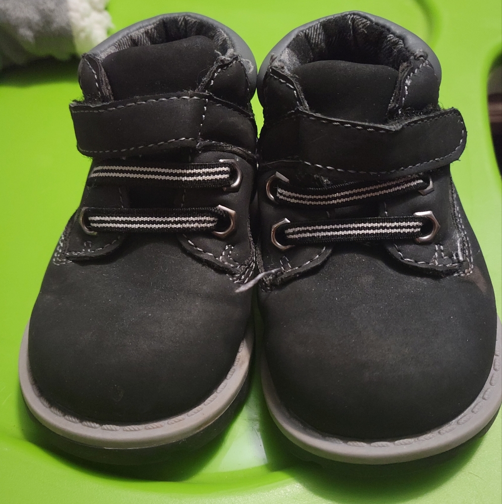 Boys size 4 boots